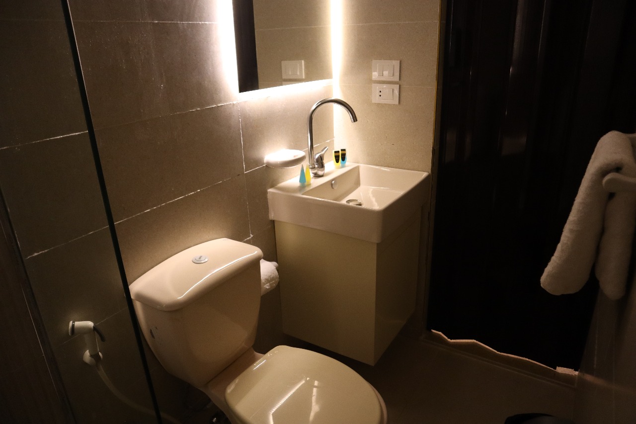 Luxury Bathroom with Rain Shower — Calma Hotel Cairo